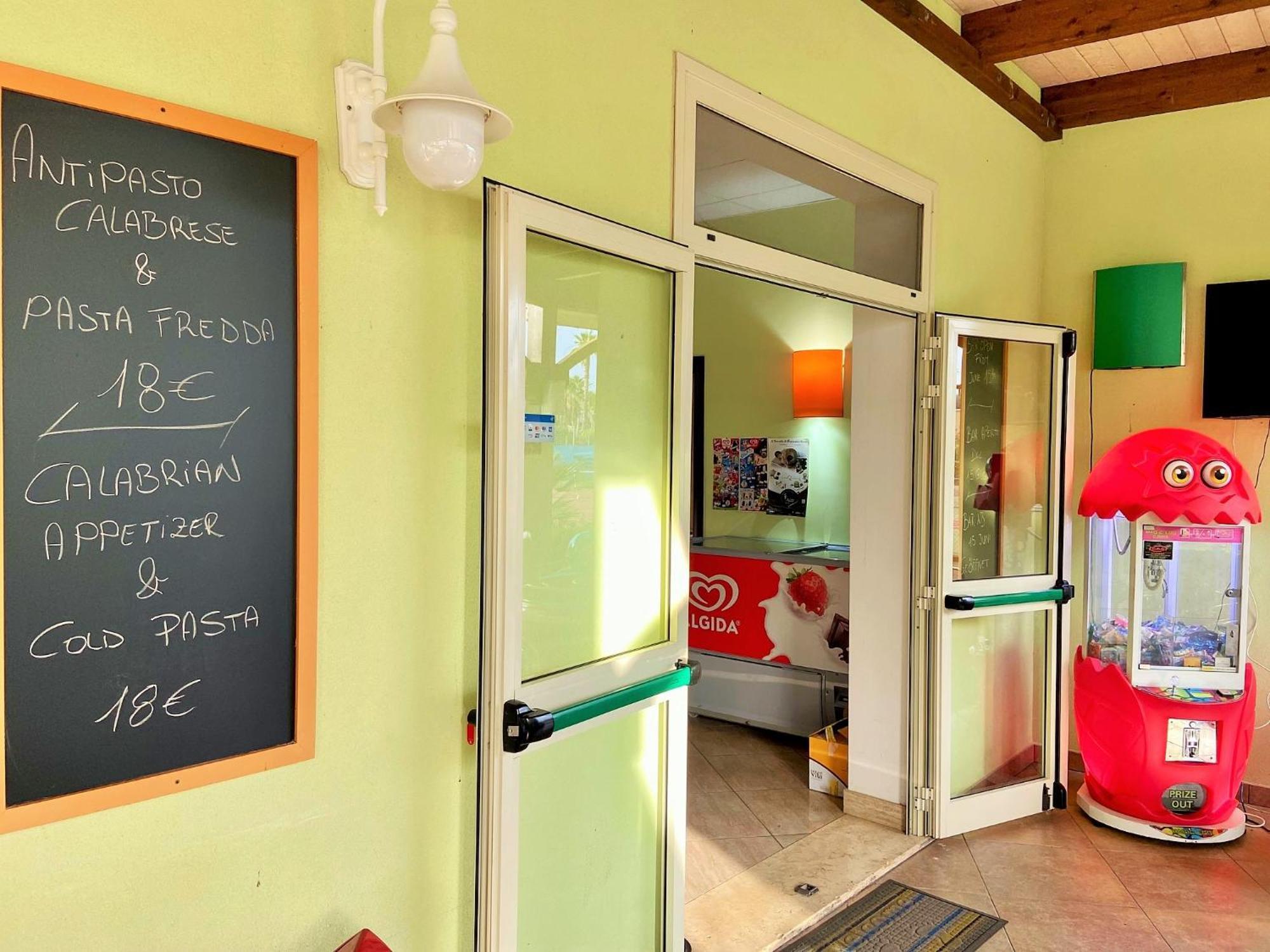 Pizzo Beach Club Apartment Bagian luar foto